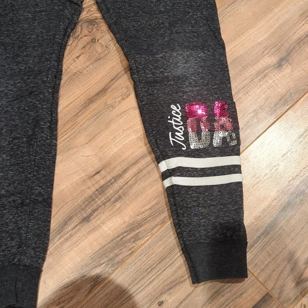 Youth size 8 jogger sweat pants. Justice brand jogger sweat pants. Size 8.
